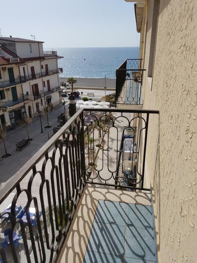 Appartamento Di Pregio In Piazza Durante Letojanni Taormina Exterior foto